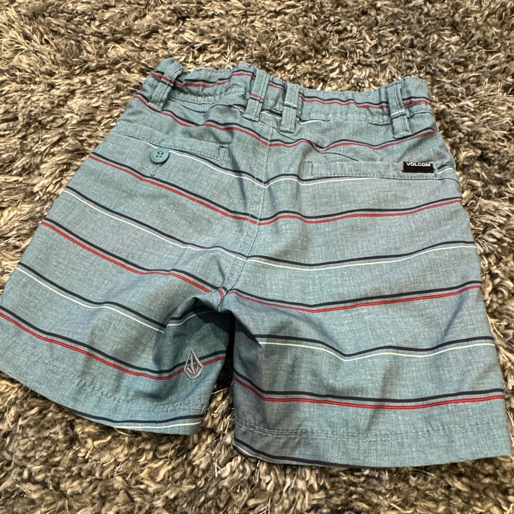 Volcom boardshorts size 3T